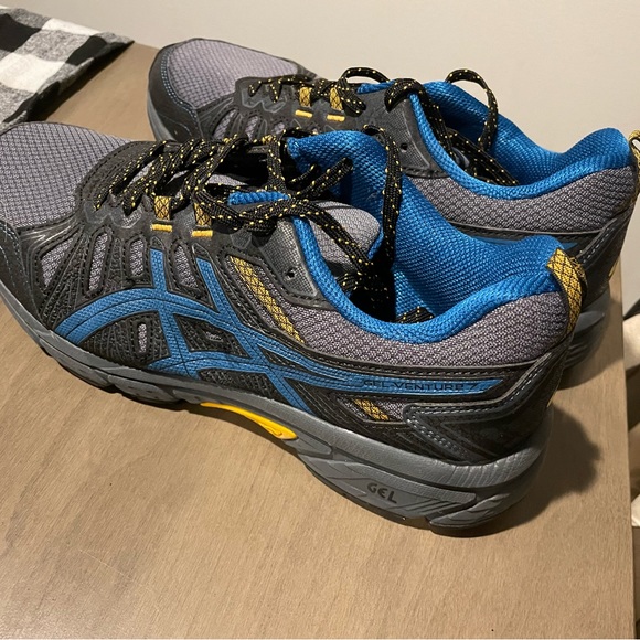 Men's Asics, Gel Venture 7 Trail Sneakers. Slightly used 3-4 times. - Picture 2 of 5